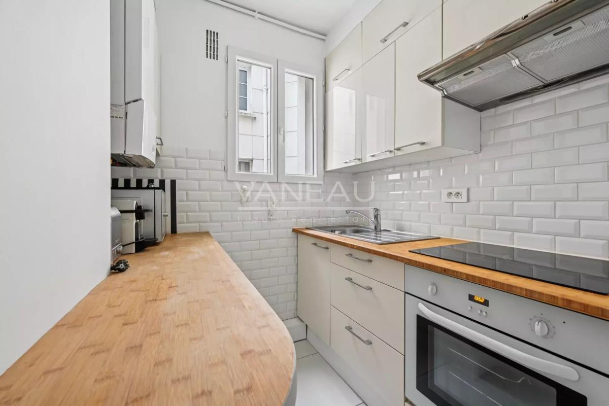 PARIS XVIe - Charmant deux pièces clés en main.