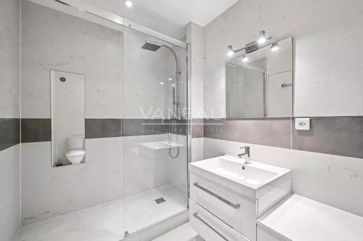 Paris XVe - Volontaires / Vaugirard : Studio lumineux avec balco