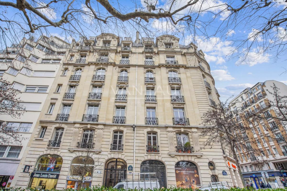 PARIS XVe - Adolphe Cherioux - Studio en dernier étage