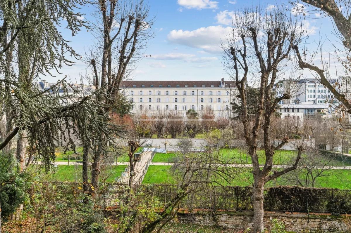Paris VIIème - VUES JARDINS - 3/4 chambres