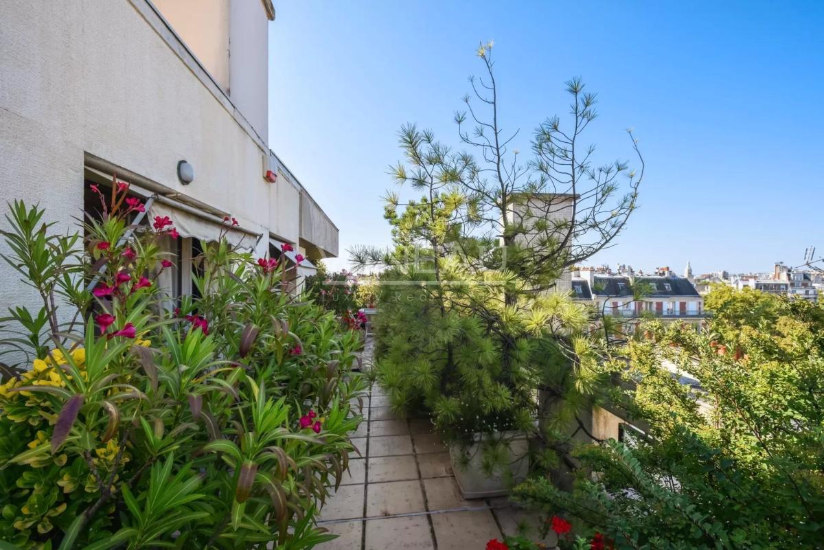 Paris XIVe – dernier étage avec terrasse panoramique