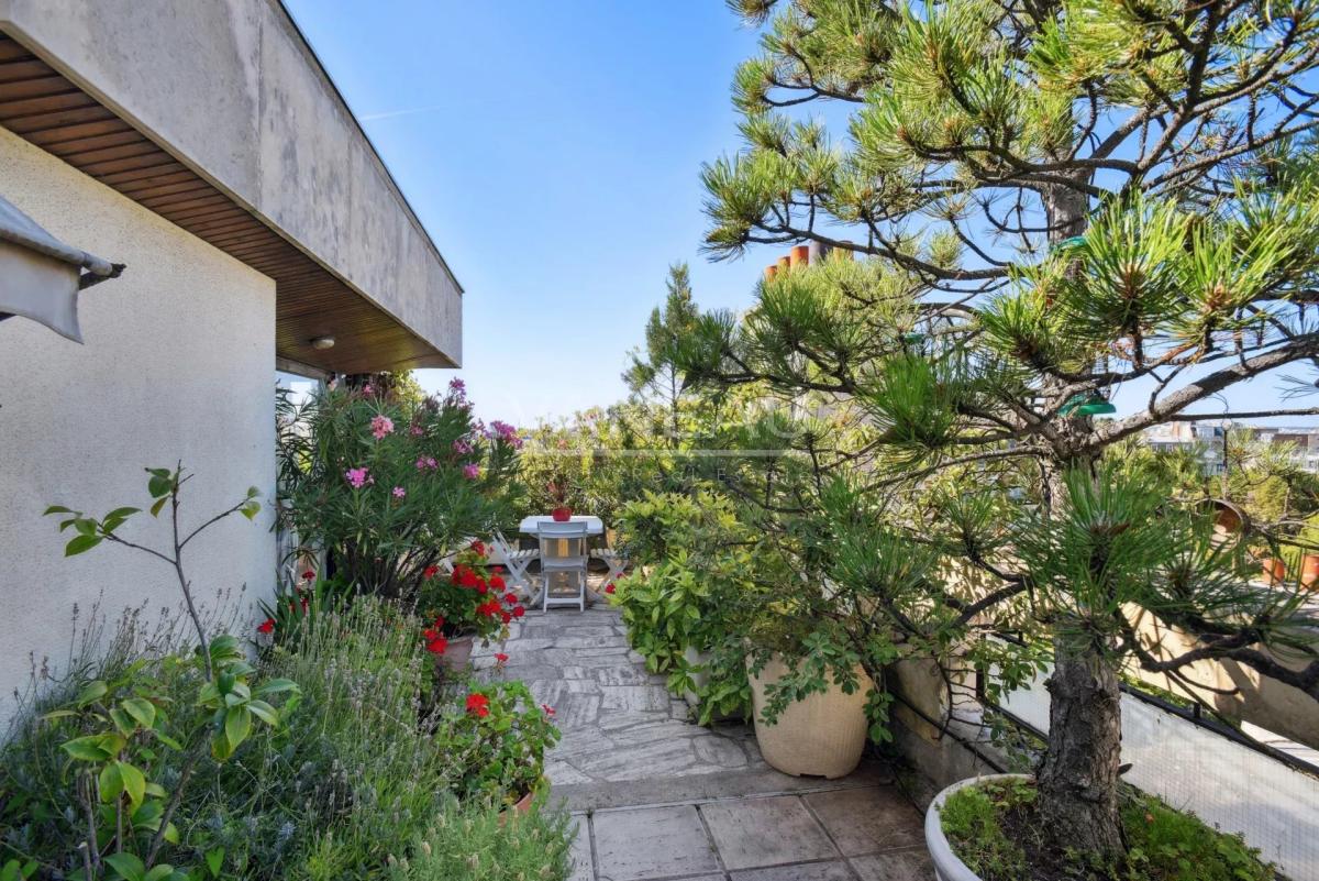 Paris XIVe – dernier étage avec terrasse panoramique