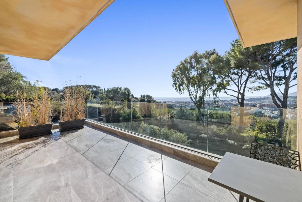 Mougins : Villa contemporaine d’exception avec vue mer panoramiq