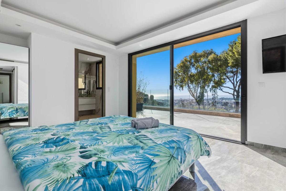 Mougins : Villa contemporaine d’exception avec vue mer panoramiq