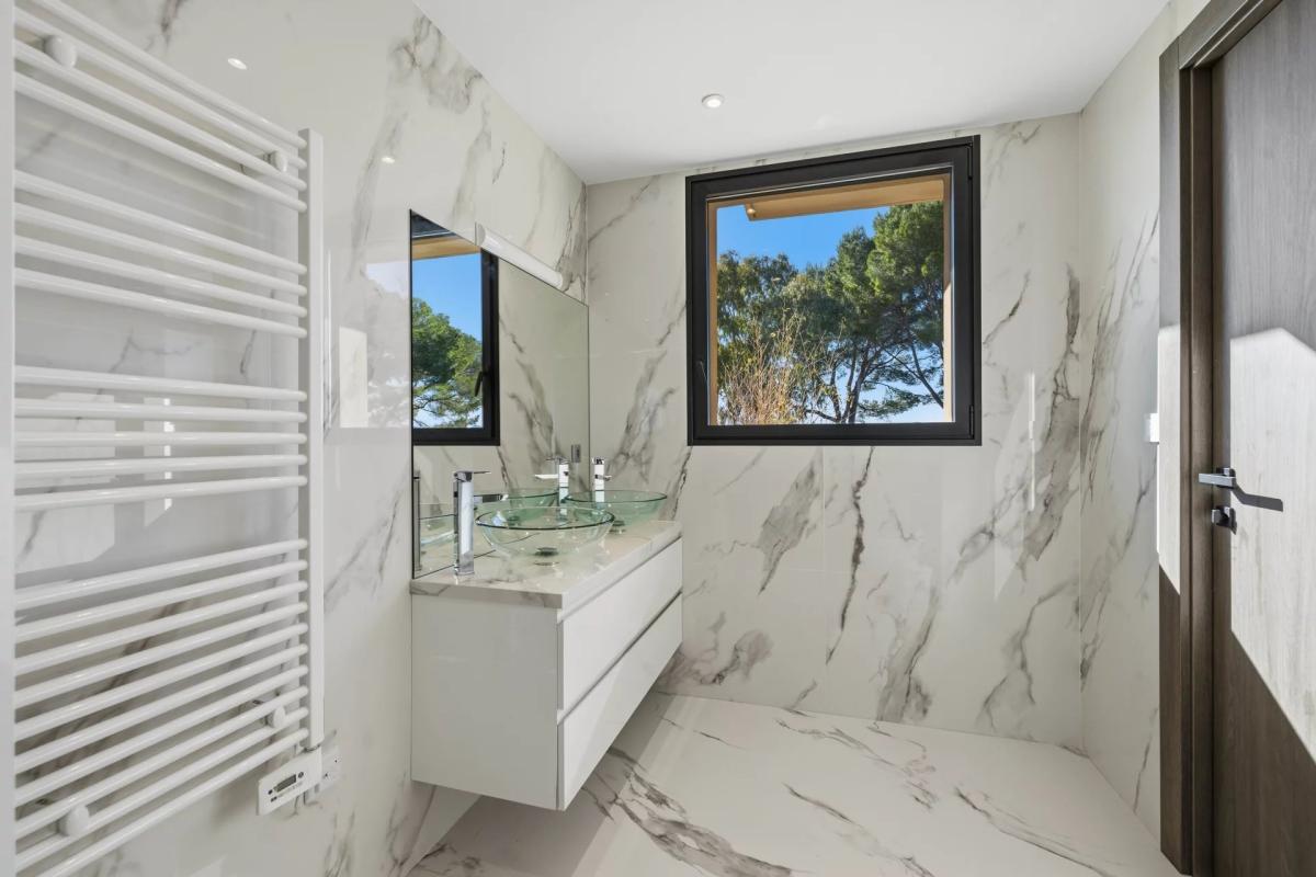 Mougins : Villa contemporaine d’exception avec vue mer panoramiq