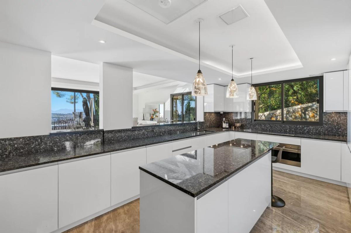 Mougins : Villa contemporaine d’exception avec vue mer panoramiq