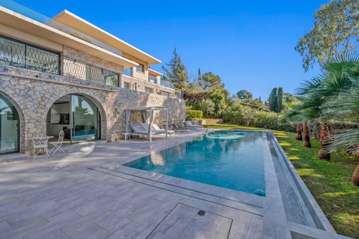 Mougins : Villa contemporaine d’exception avec vue mer panoramiq