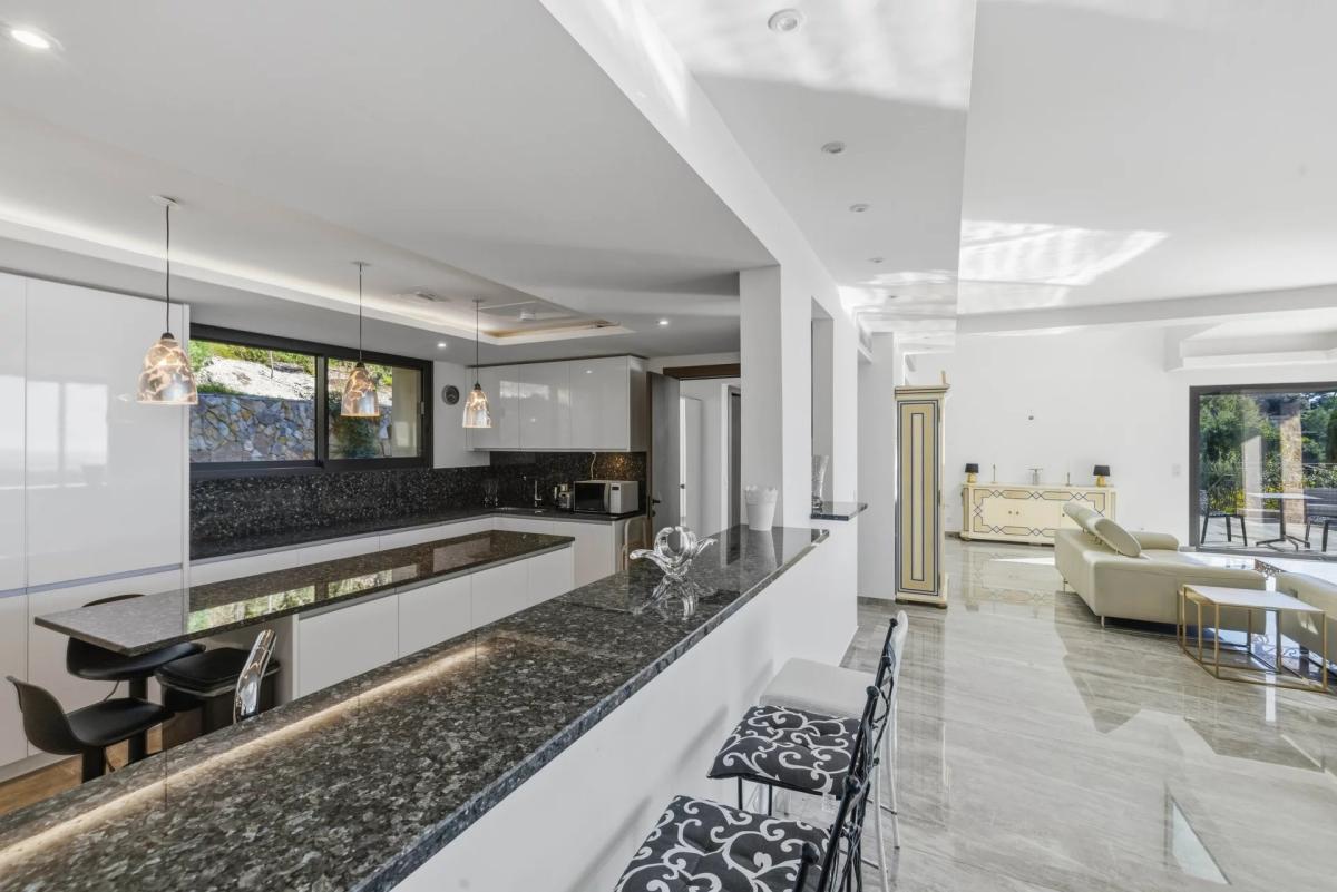 Mougins : Villa contemporaine d’exception avec vue mer panoramiq