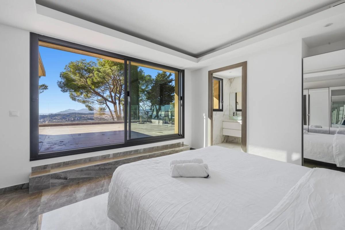 Mougins : Villa contemporaine d’exception avec vue mer panoramiq