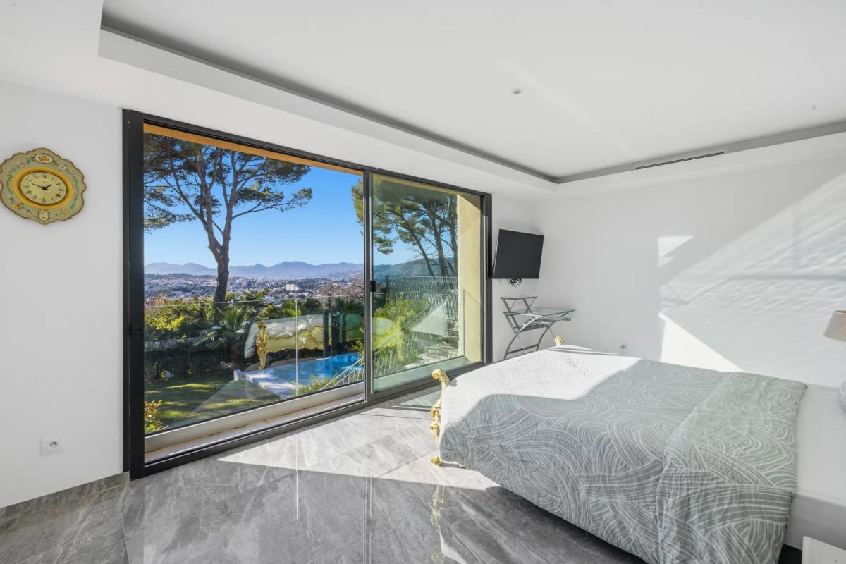 Mougins : Villa contemporaine d’exception avec vue mer panoramiq