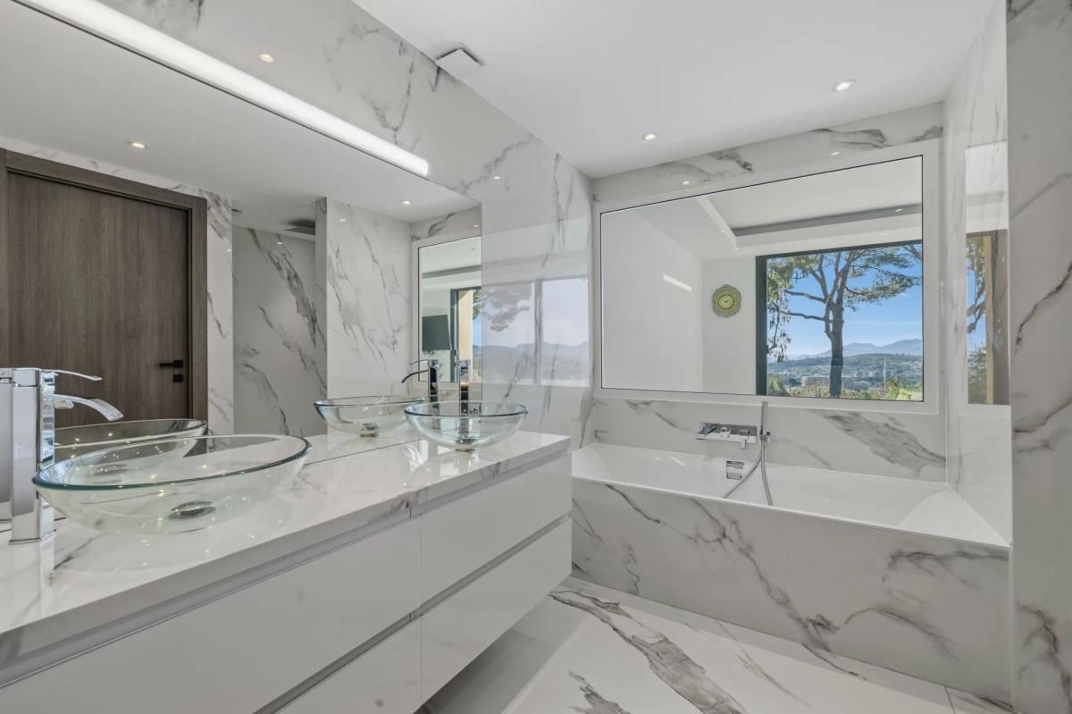 Mougins : Villa contemporaine d’exception avec vue mer panoramiq