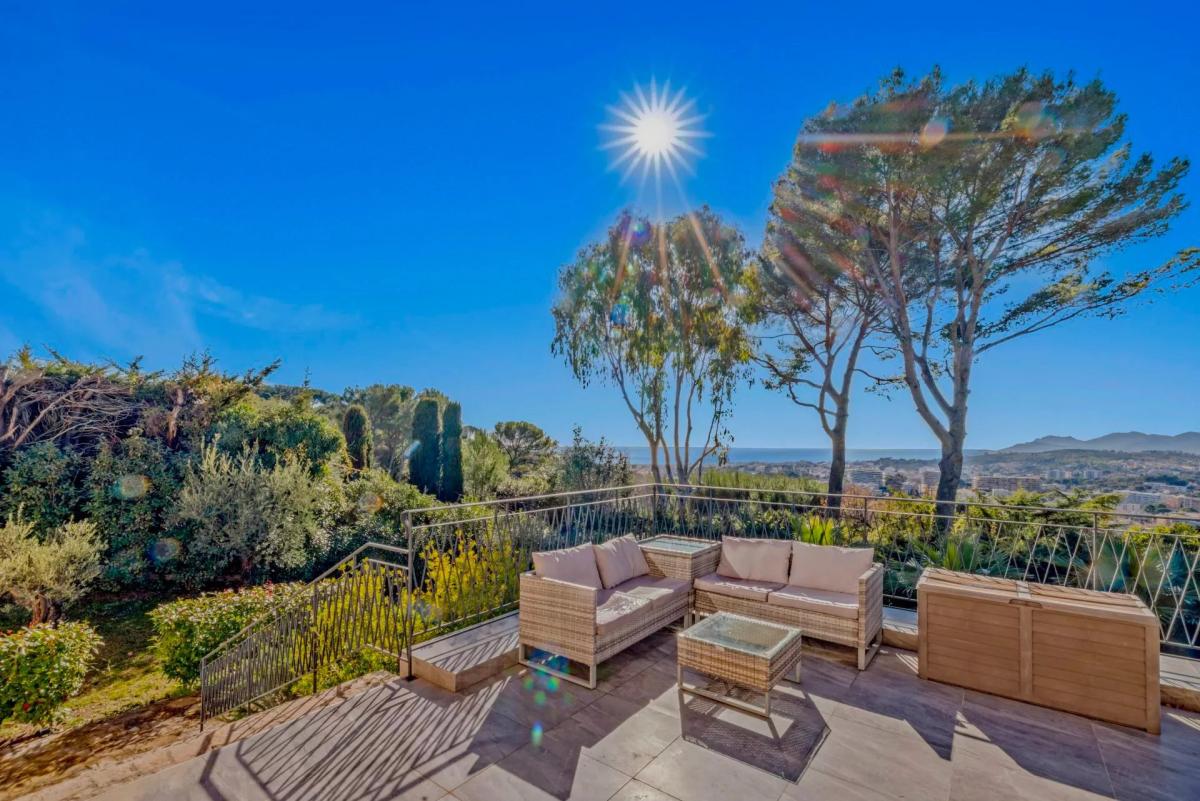 Mougins : Villa contemporaine d’exception avec vue mer panoramiq