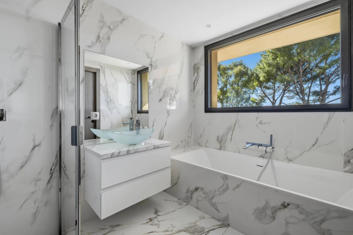 Mougins : Villa contemporaine d’exception avec vue mer panoramiq