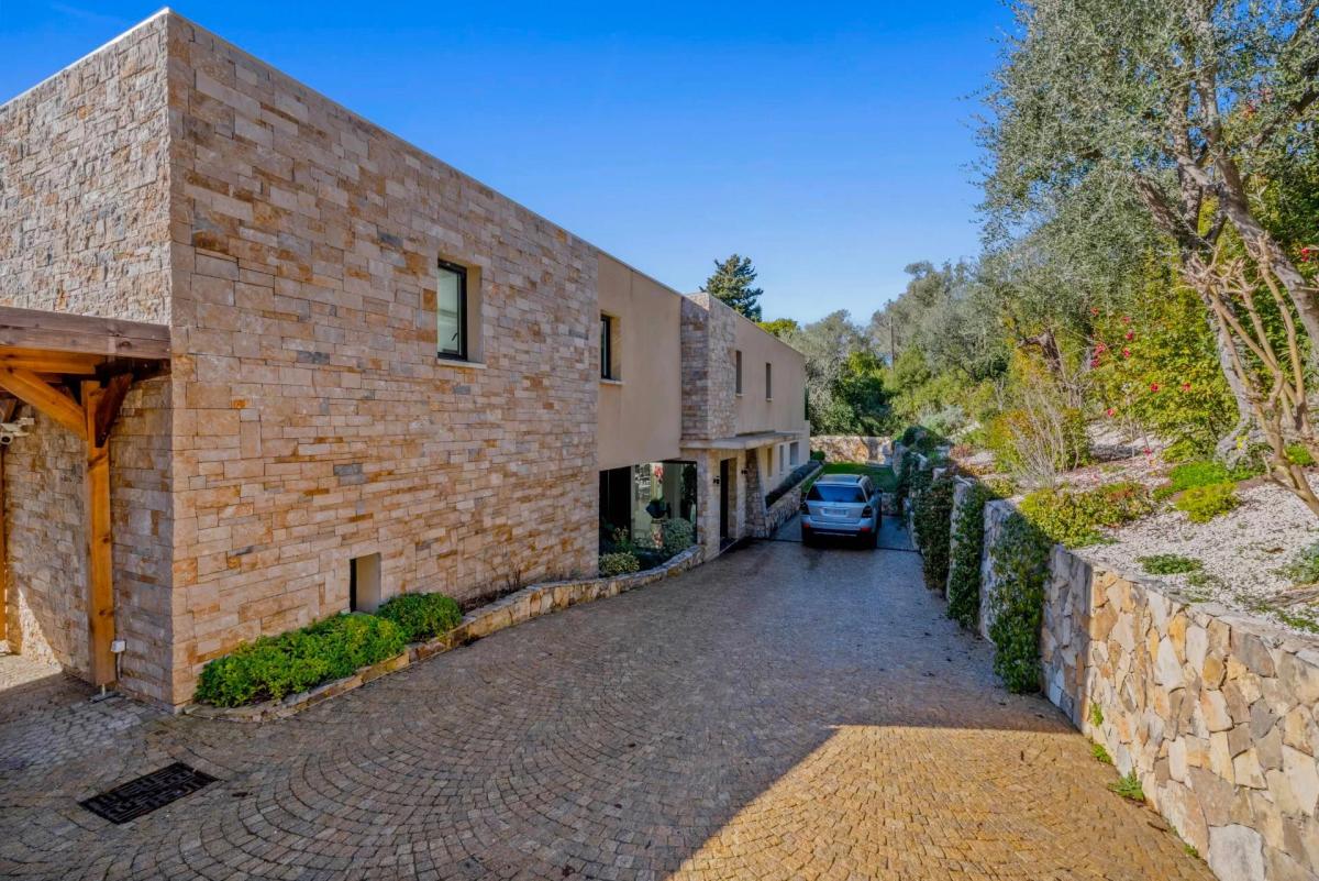 Mougins : Villa contemporaine d’exception avec vue mer panoramiq
