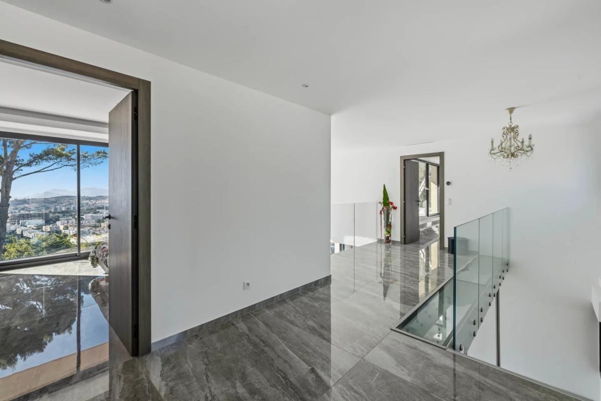 Mougins : Villa contemporaine d’exception avec vue mer panoramiq