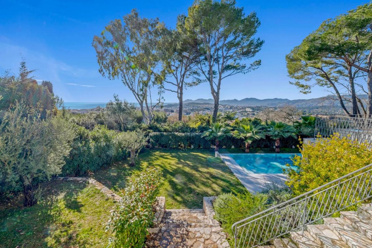 Mougins : Villa contemporaine d’exception avec vue mer panoramiq
