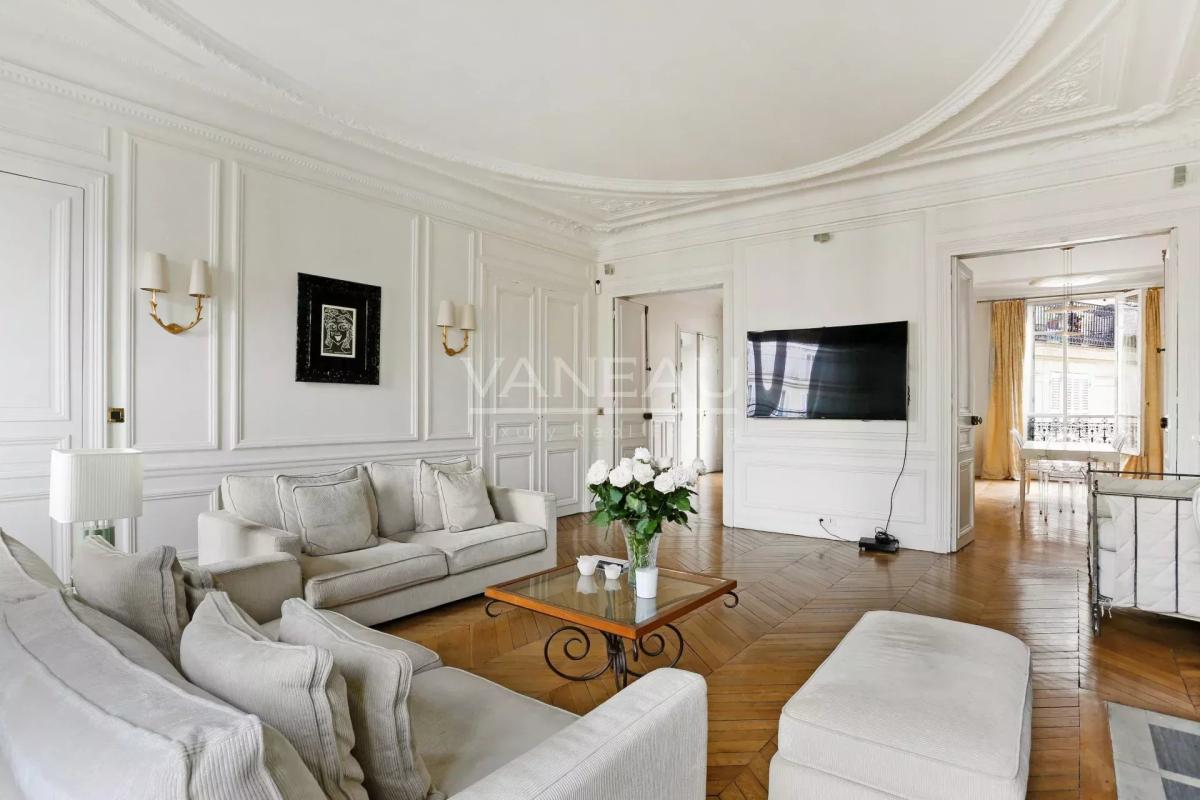 Paris VIIIe - A proximité du parc Monceau et de l’Etoile.