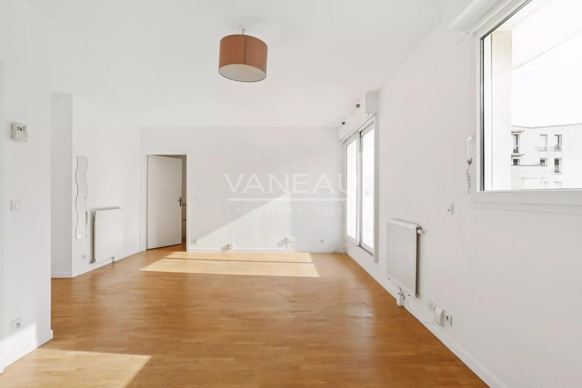 Exclusivité : Trois pièces avec balcon en étage