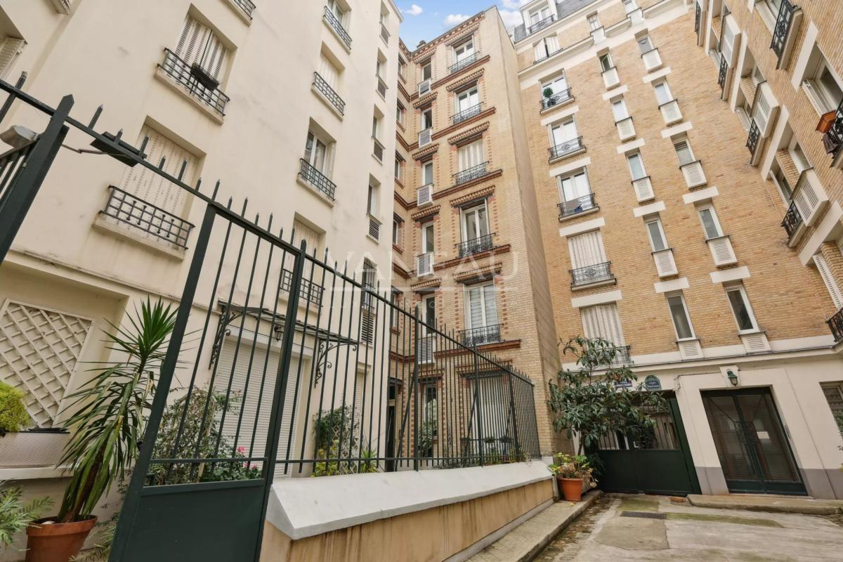 PARIS XVe - Place du General Beuret - Appartement deux pièces en