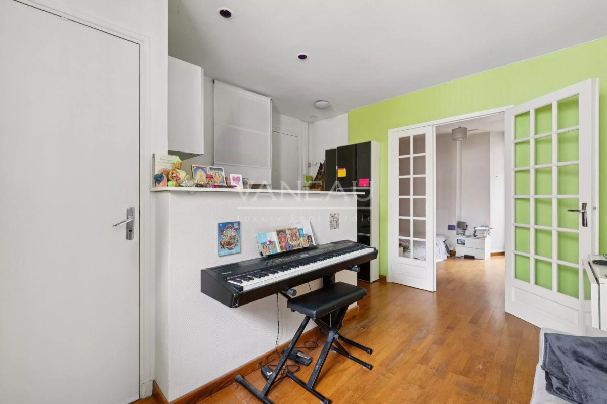 PARIS XVe - Place du General Beuret - Appartement deux pièces en