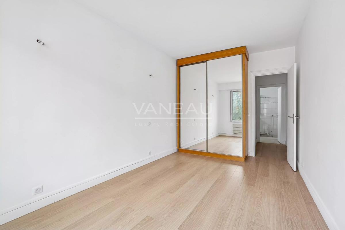 Paris XIVe - Port Royal - Balcon, vue dégagée.