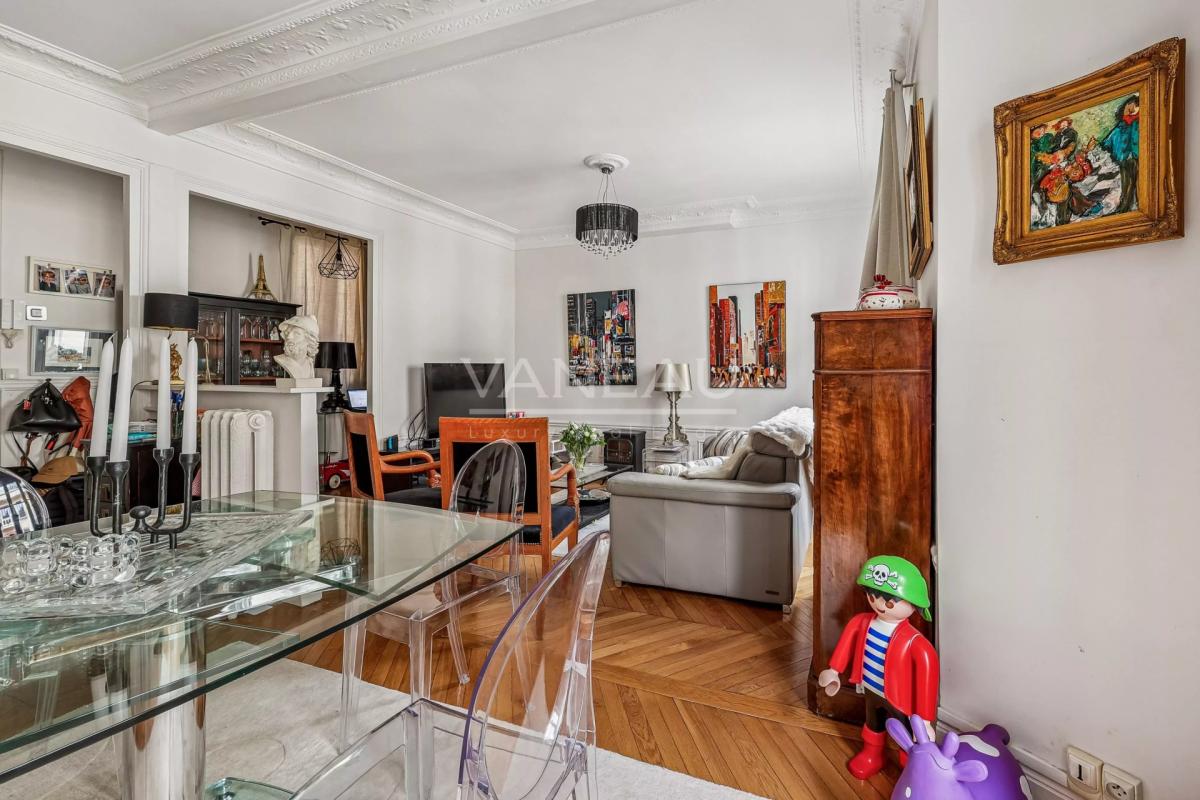 Paris XVe - Croix Nivert : Appartement quatre pièces, charme de 