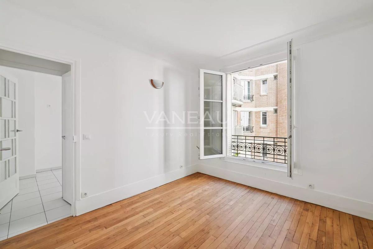 Paris XVIe - Rue Fantin Latour - Lumineux quatre pièces.