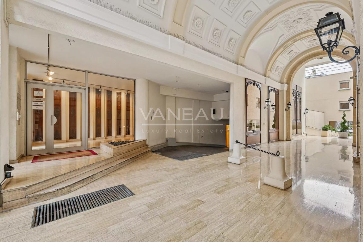 PARIS IXe - Nouvelle Athènes/ rue Pigalle - Studio avec loggia -