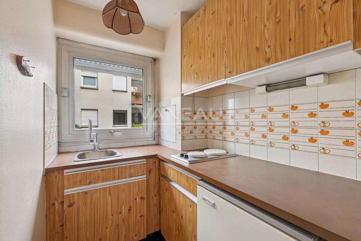 PARIS IXe - Nouvelle Athènes/ rue Pigalle - Studio avec loggia -