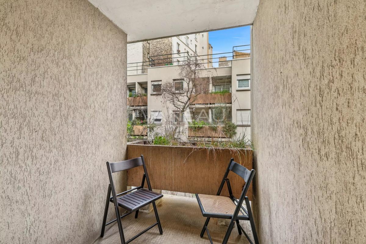 PARIS IXe - Nouvelle Athènes/ rue Pigalle - Studio avec loggia -