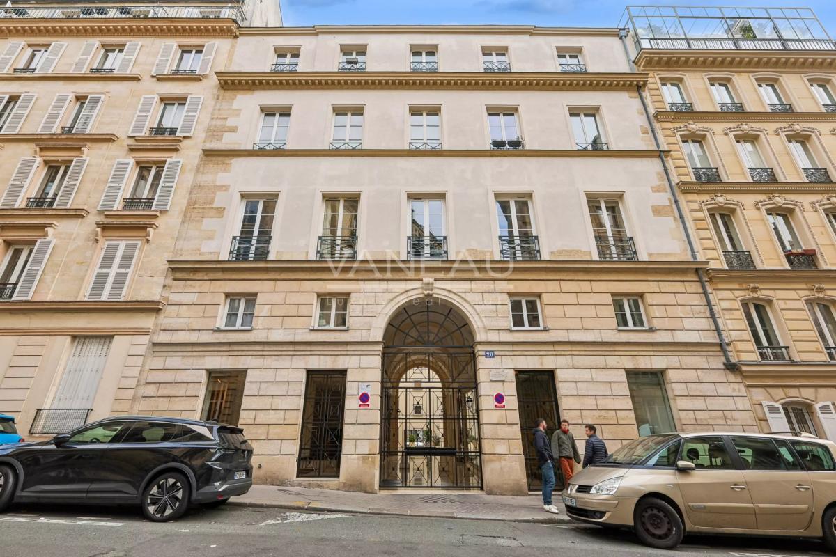 PARIS IXe - Nouvelle Athènes/ rue Pigalle - Studio avec loggia -