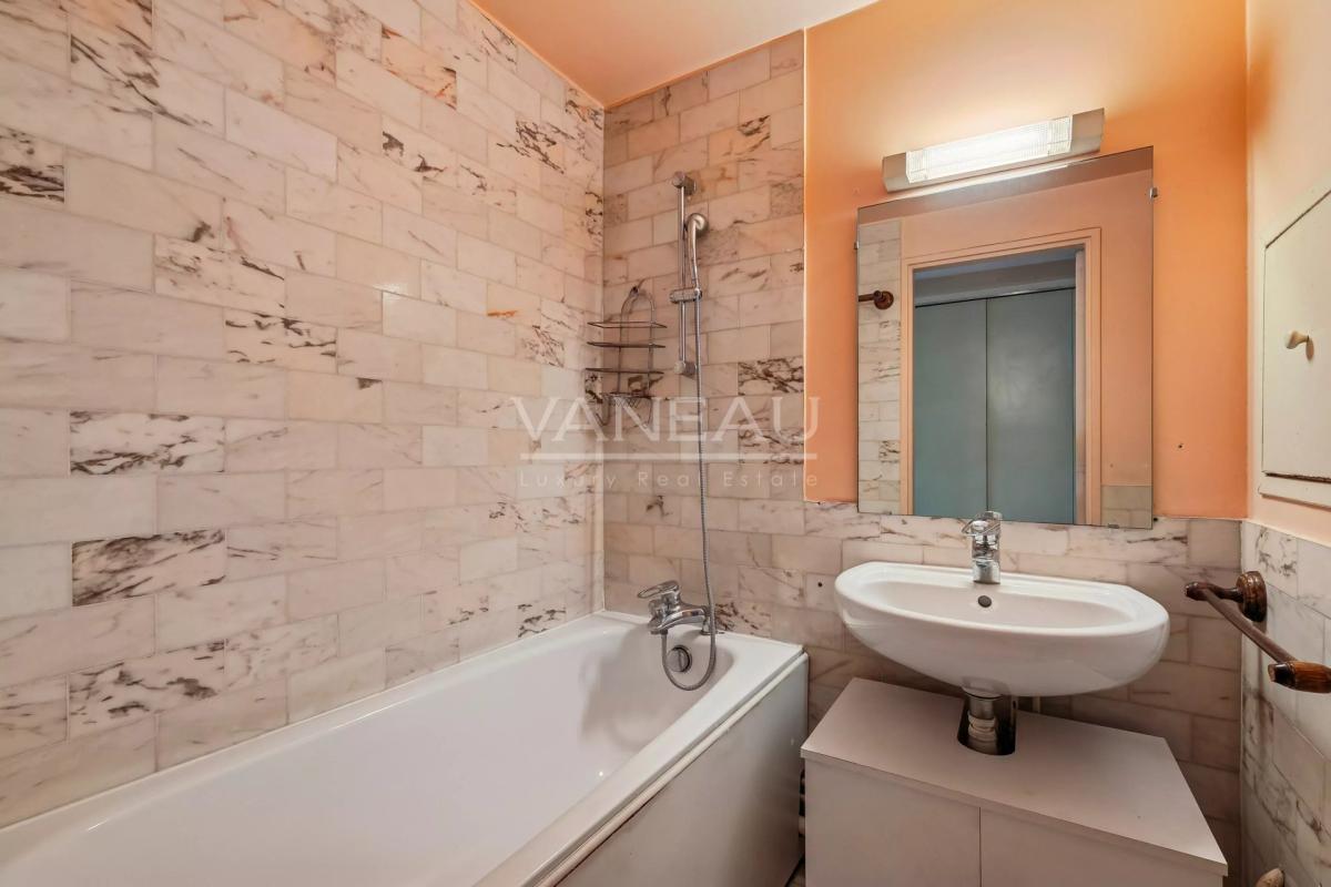 PARIS IXe - Nouvelle Athènes/ rue Pigalle - Studio avec loggia -