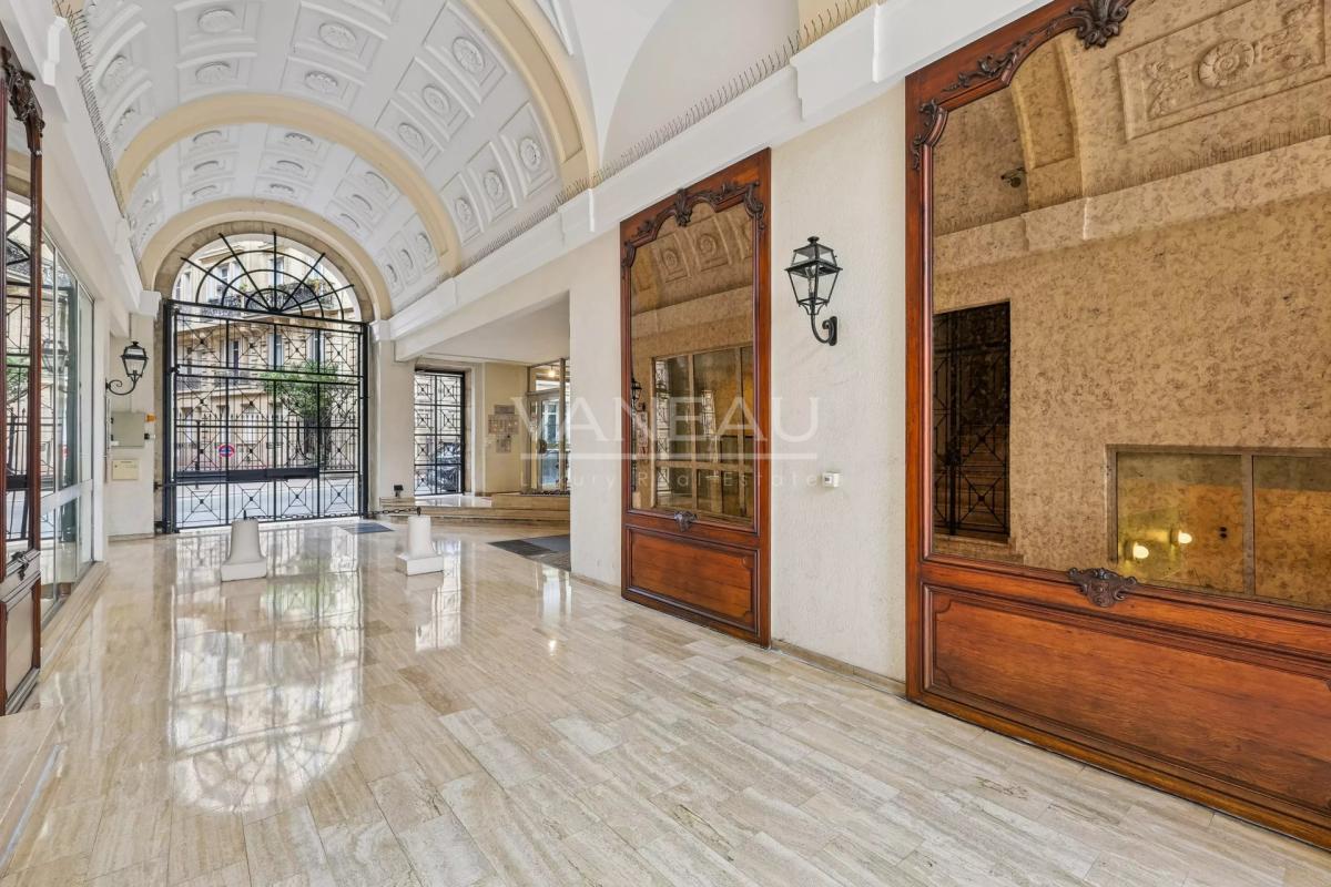 PARIS IXe - Nouvelle Athènes/ rue Pigalle - Studio avec loggia -