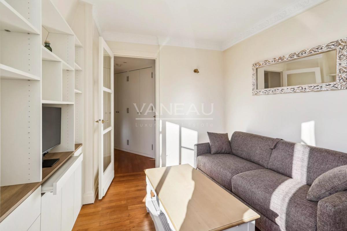 PARIS VIIe - LA TOUR MAUBOURG - PROCHE RUE CLER