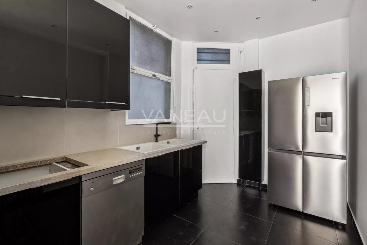 Paris XVIe - Passy - Vue panoramique et balcon.