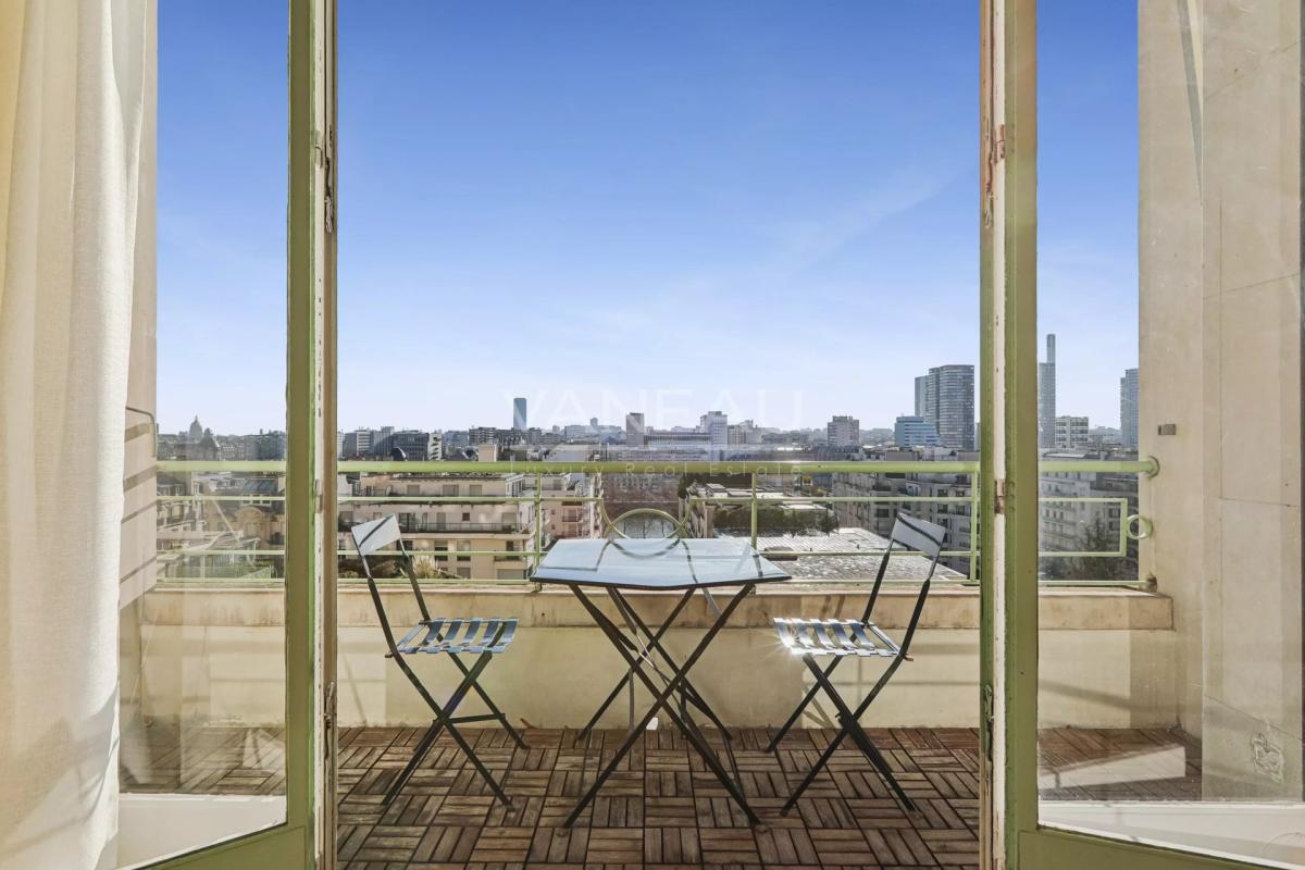 Paris XVIe - Passy - Vue panoramique et balcon.