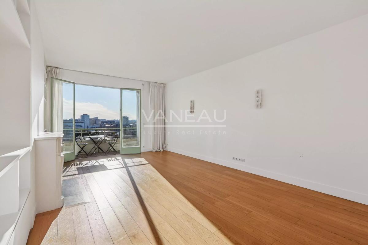 Paris XVIe - Passy - Vue panoramique et balcon.