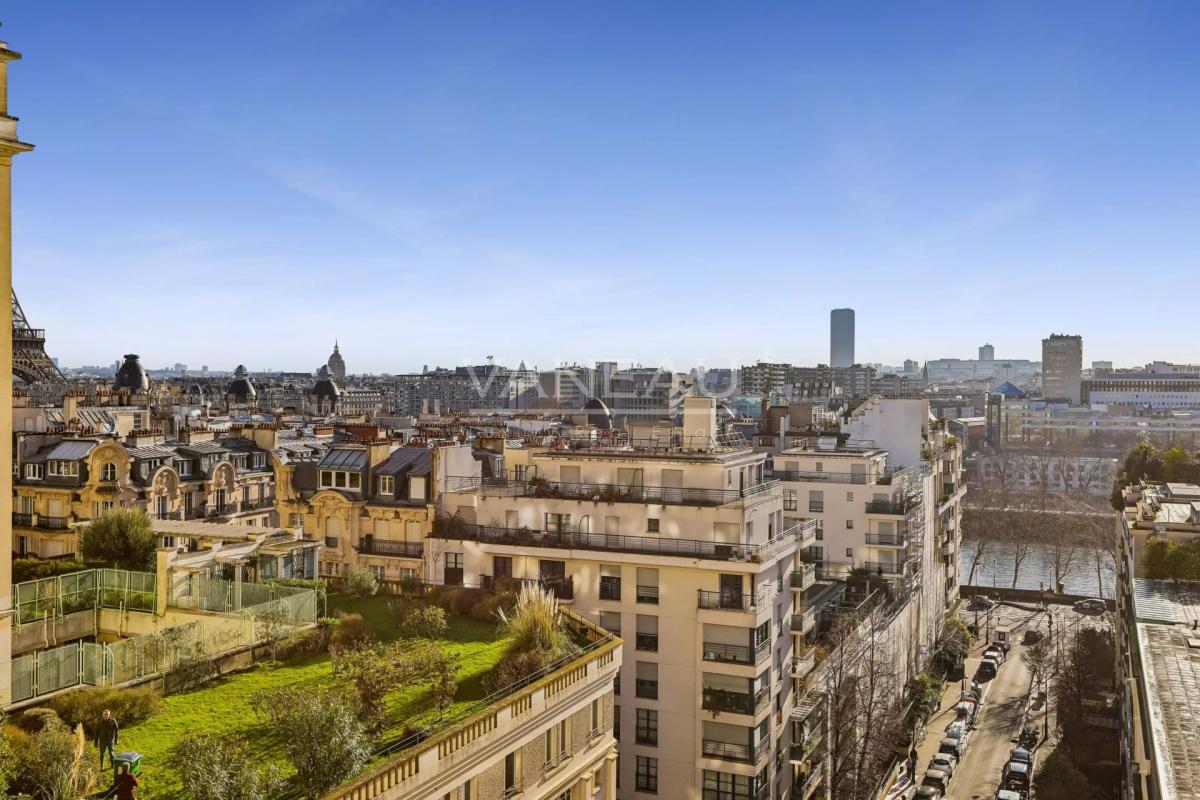 Paris XVIe - Passy - Vue panoramique et balcon.