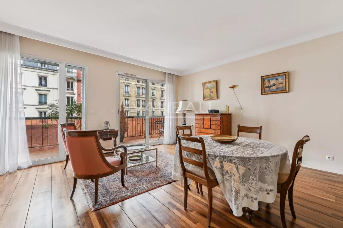 Paris VIIe - PLACE DE BRETEUIL - Appartement avec terrasse