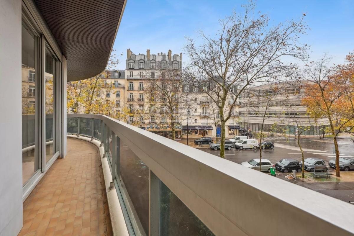 Paris VIIe - Gros Caillou -  Appartement avec balcon  — 2 chambr