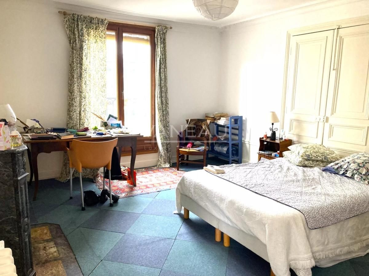 PARIS 9e - Grand Appartement - 230 m² - 5 chambres -