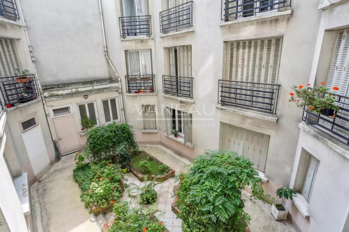 PARIS XVIe - Bel ancien avec ascenseur