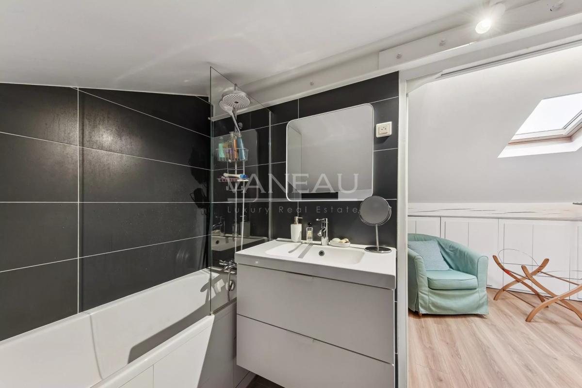 Boulogne Reine-Victor-Hugo– Duplex trois pièces en dernier étage