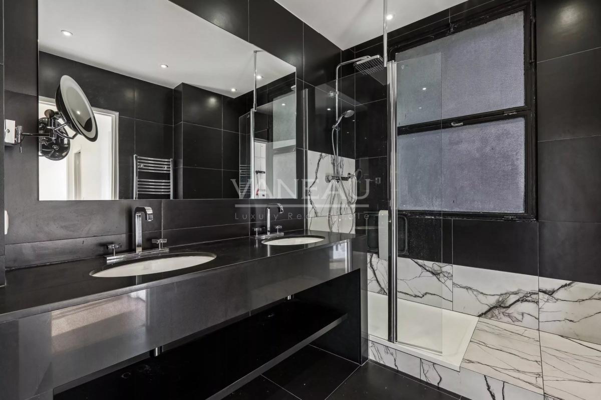 Paris XVIe - Passy - Vue panoramique et balcon.