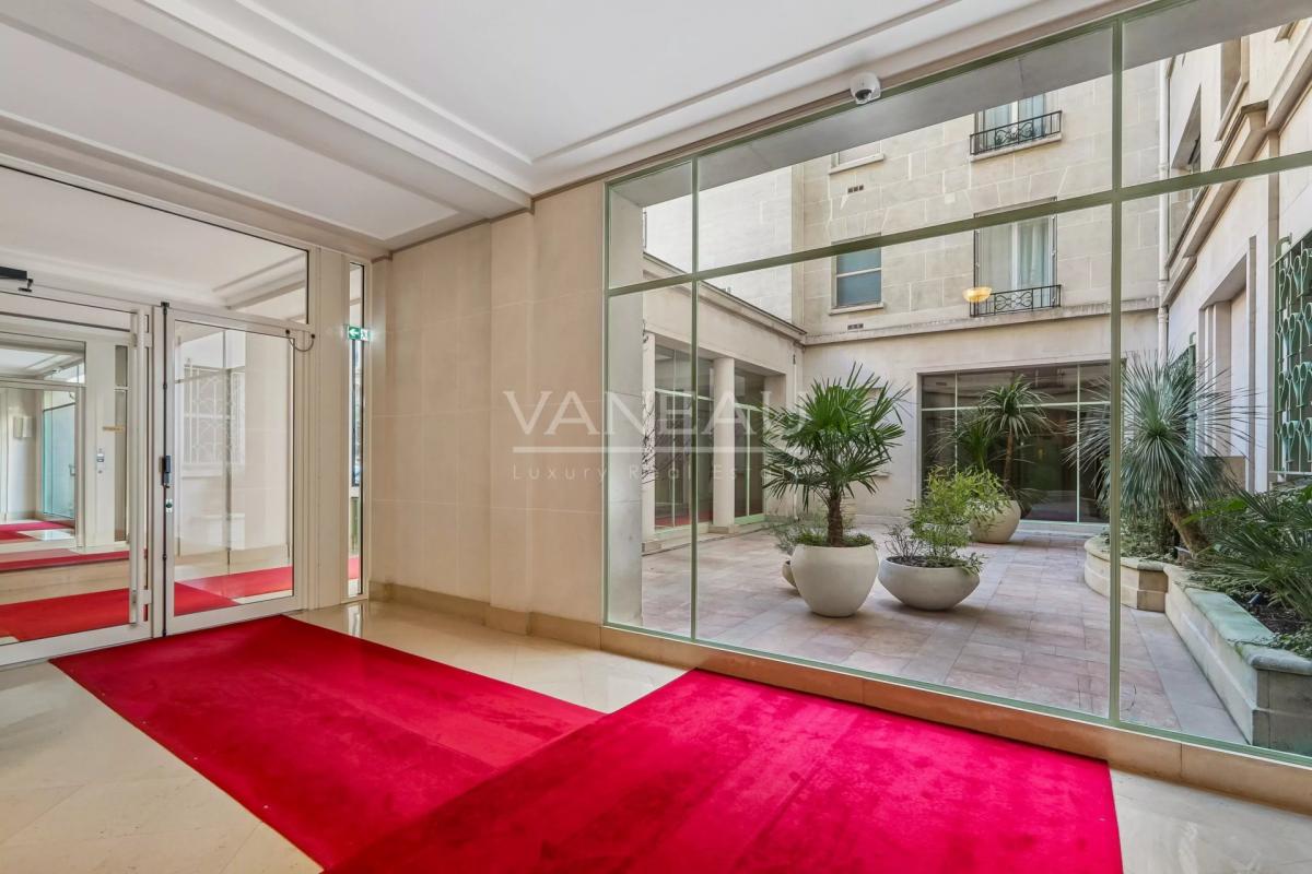 Paris XVIe - Passy - Vue panoramique et balcon.