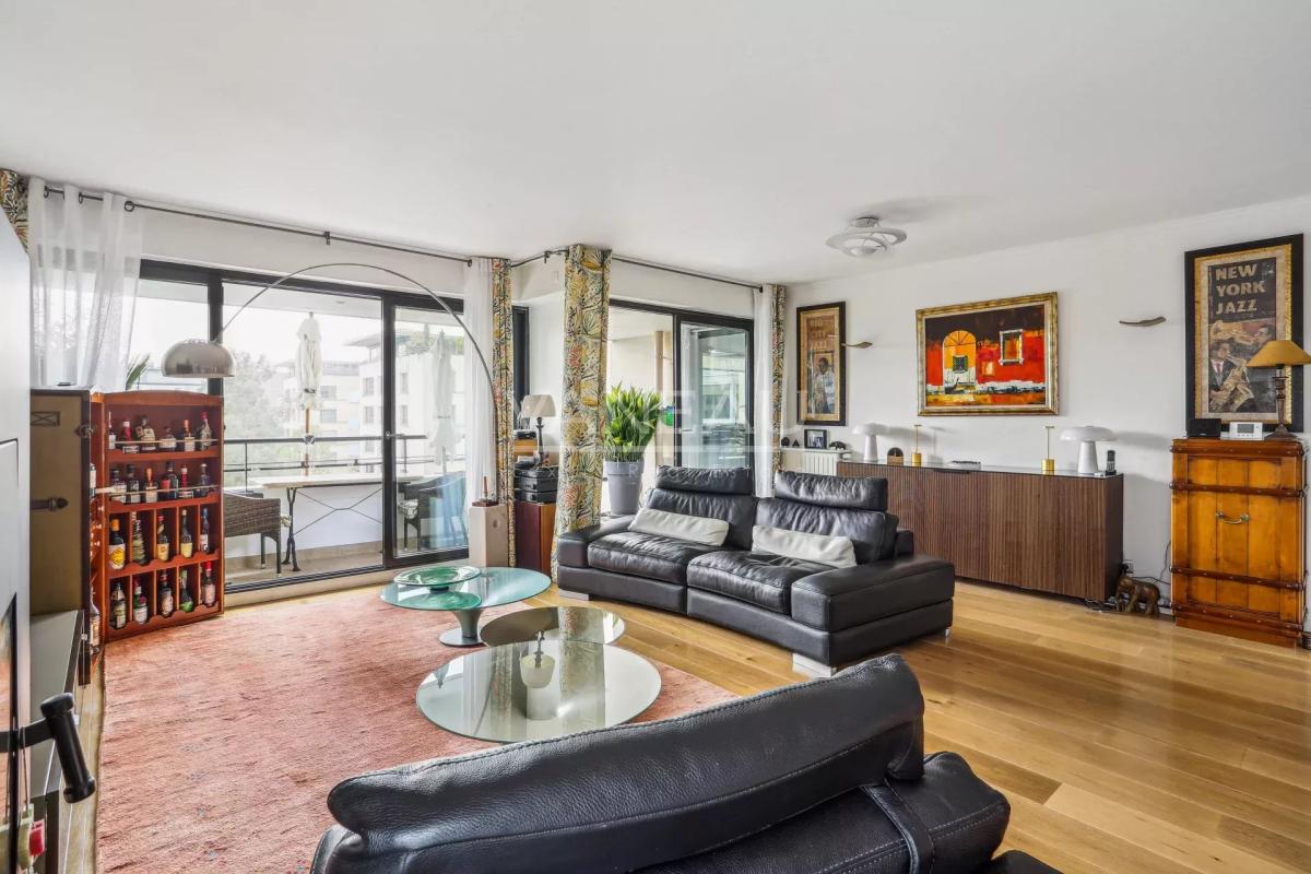 Paris XVIIe - Appartement familial avec terrasse. vue dégagée.