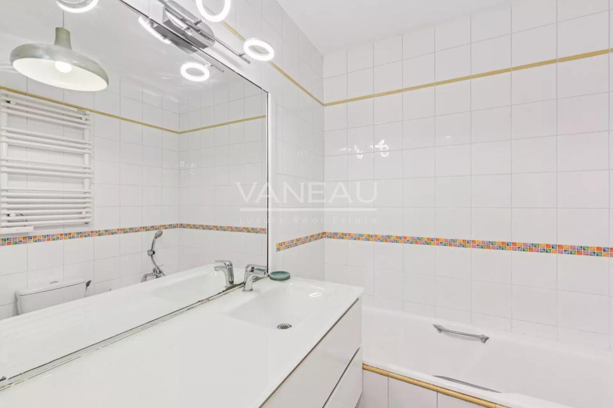 SURESNES - Appartement familial avec terrasse et balcon.