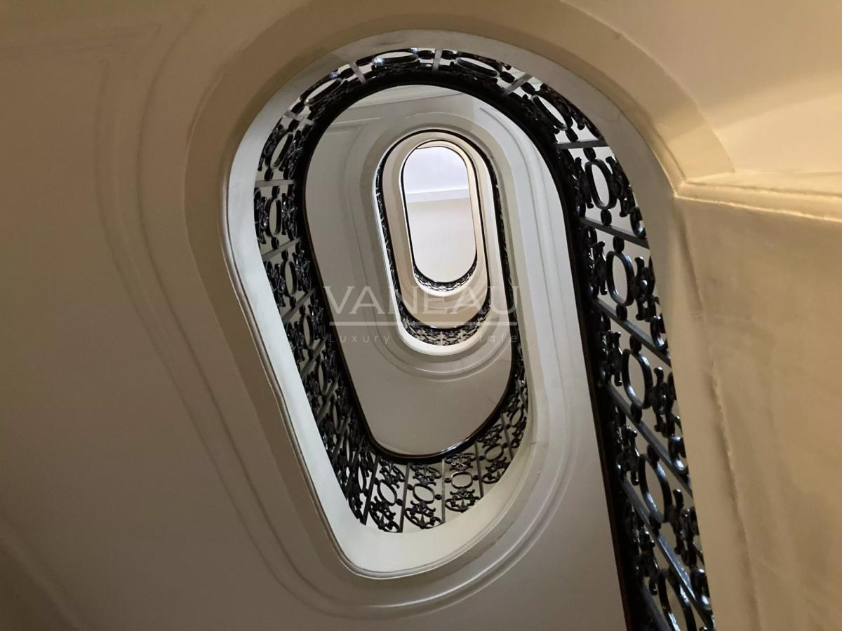 PARIS 9e - Grand Appartement - 230 m² - 5 chambres -