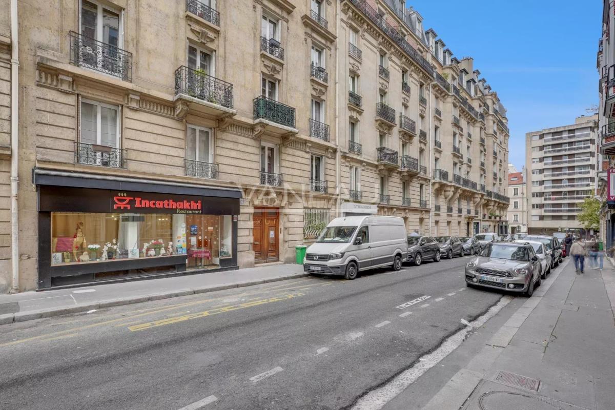 Paris 15ème - Ernest Renan - charmant deux pièces en étage élevé