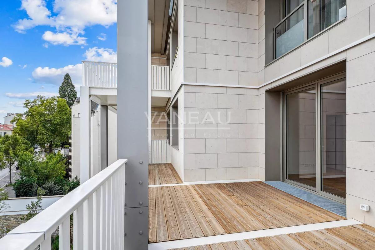 Issy-les-Moulineaux - Trois pièces rénové avec large balcon